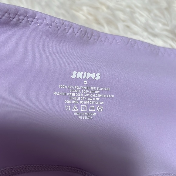 SKIMS fits everybody high waisted short - Picture 3 of 3
